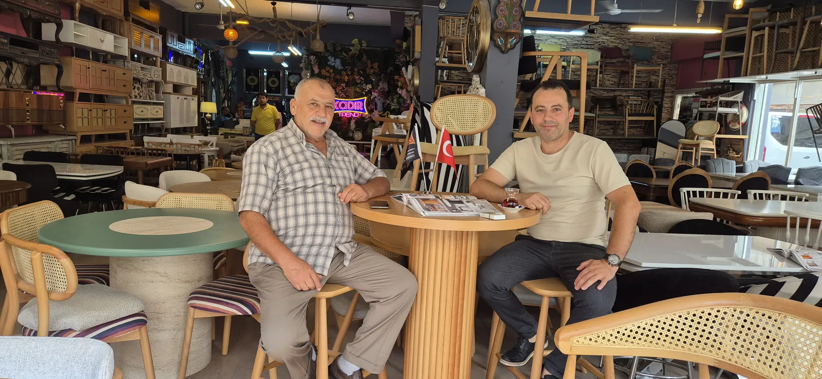 Kadir Trend kurucusu ve oğlu showroom'da