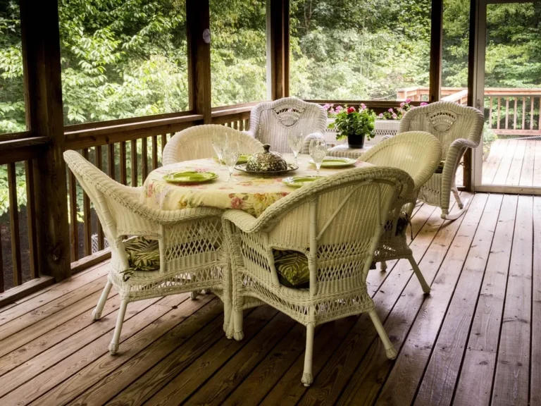 Verandada hasır masa sandalye takımı