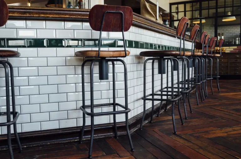 Bar tezgâhı önünde bar tabureleri