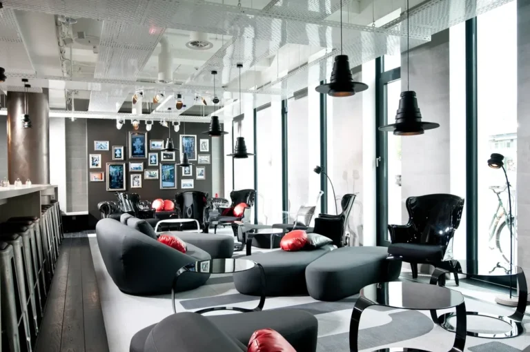 Otel lobisi ve lounge alanı