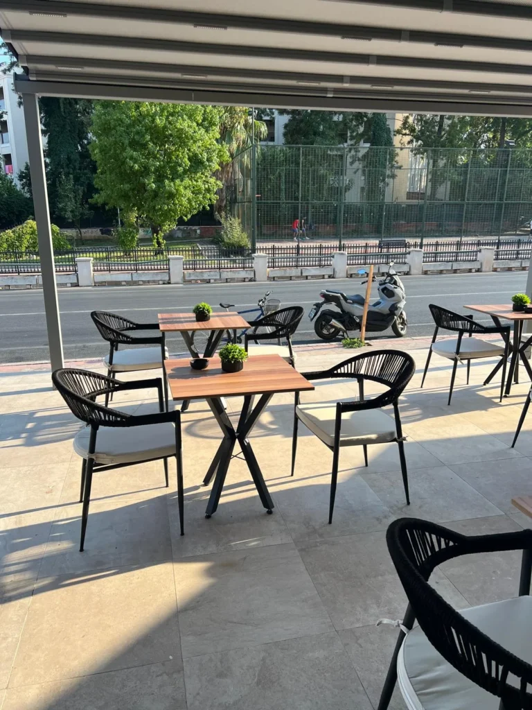 Kadir Trend masa sandalyeleriyle döşenmiş cafe terası